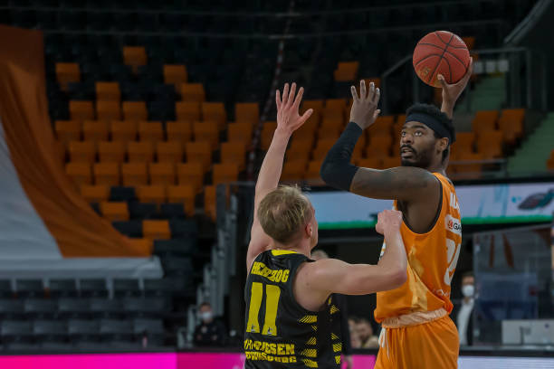 是她引以为 是她引以为